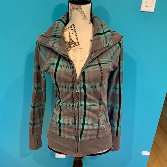 Zip up shirt with thumb holes - Picture 2 of 3